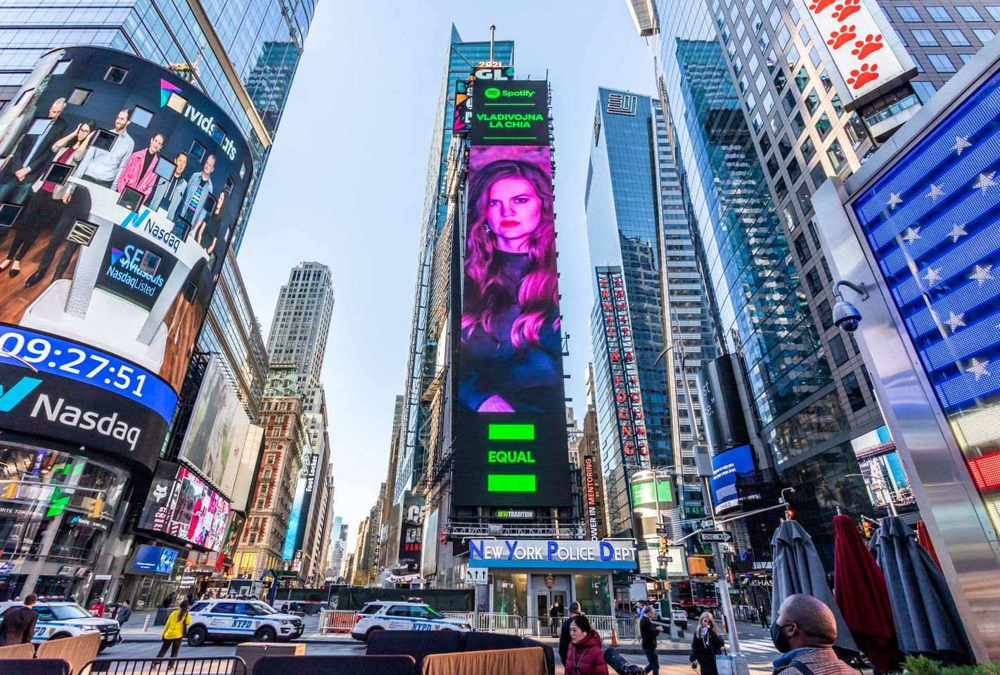 Vladivojna La Chia tepe a září na Times Square i v evropských rádiích